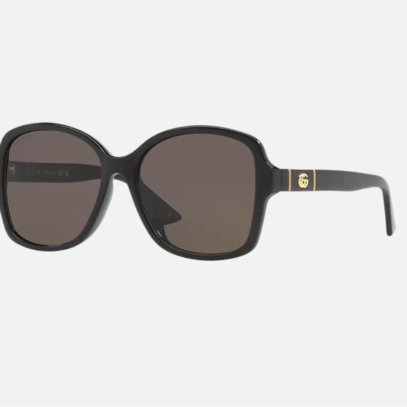 Gucci Accessories - Gucci fabulous sunglasses, velvet case